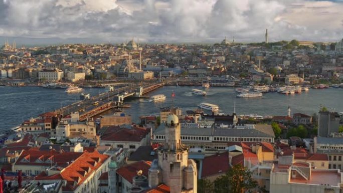 缩小土耳其伊斯坦布尔的照片。从加拉塔可以看到伊斯坦布尔市中心的日落景色。渡轮沿金角湾靠近加拉塔大桥航