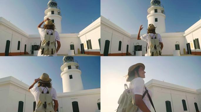 一个美丽的年轻游客 (女孩) 的肖像，看着一个灯塔，一个背包，戴着草帽，白宫背景。