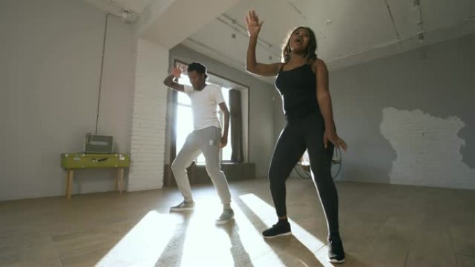 黑人男女跳舞非洲房子风格