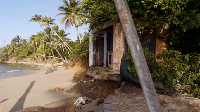 飓风玛丽亚破坏了废弃的海滨财产。