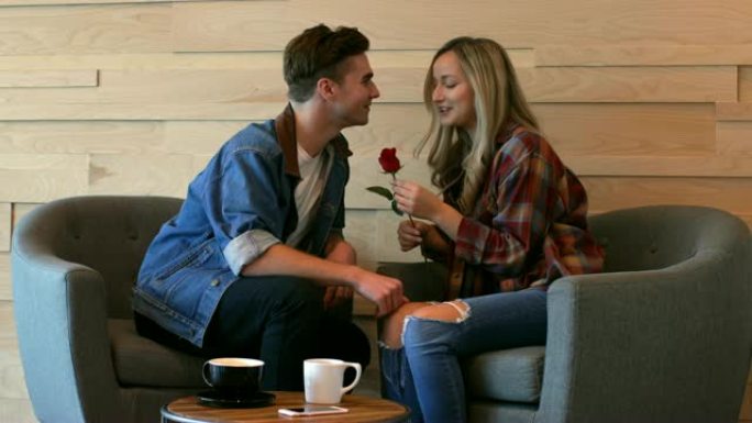 年轻浪漫情侣在4k咖啡馆互动