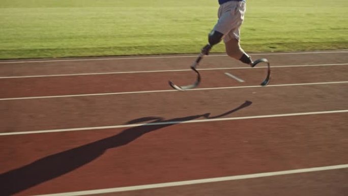 一个阳光明媚的下午，运动残疾人健身男子在户外体育场接受训练。截肢者在体育场跑道上慢跑。励志体育镜头。