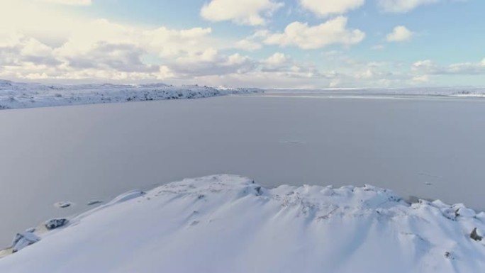 WS女人，地图站在车外，俯瞰冰岛白雪皑皑的风景和海景