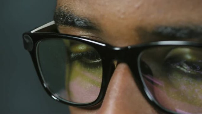 使用计算机时戴眼镜的黑人