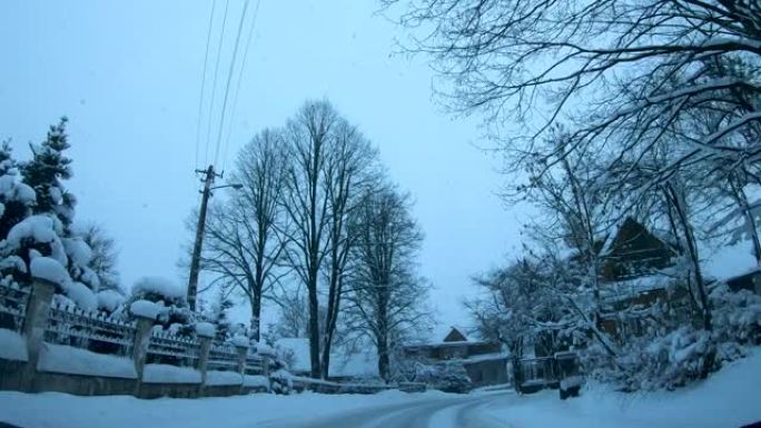 雪路上的汽车，恶劣的天气条件