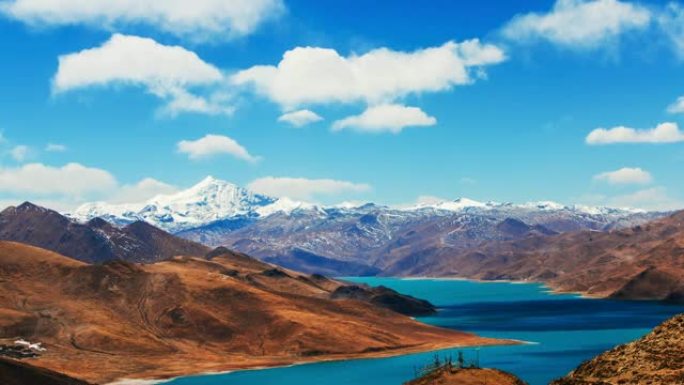 西藏的湖山积雪云雾自然风光