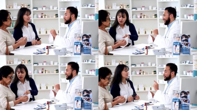 男性药剂师向高级女性custmer提供药物指导