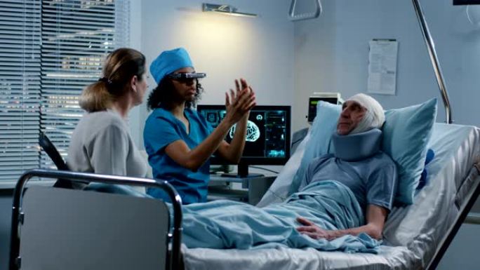 在铁饼诊断过程中使用VR耳机的医生