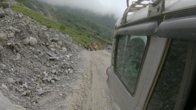 POV: 回望尼泊尔农村土路边的小型挖掘机