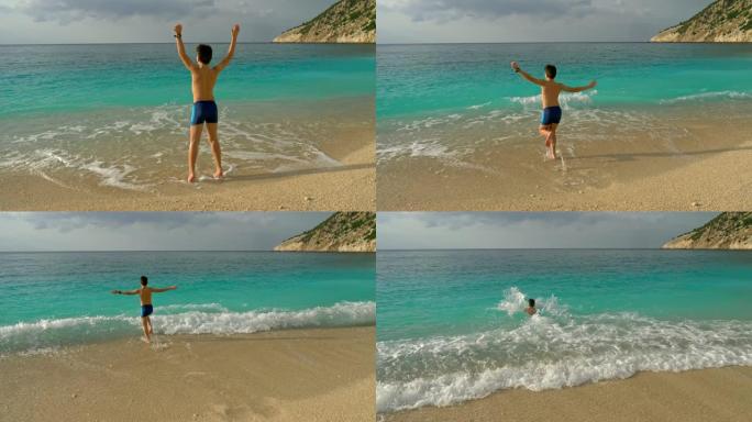 快乐的男孩在沙滩上玩绿松石水。在希腊凯法利尼亚享受假期