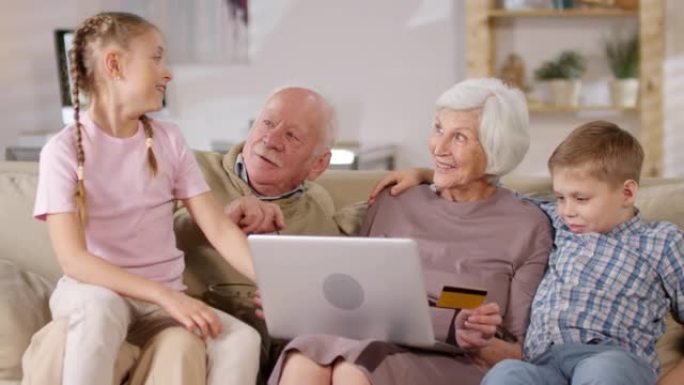 老年夫妇和孙子在网上购物