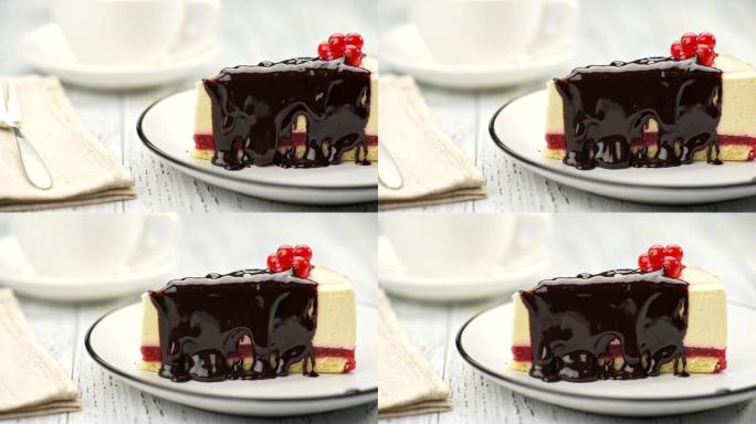 液体巧克力奶油从红醋栗芝士蛋糕滴到白色盘子上。用红醋栗浆果装饰的蛋糕。滑块镜头，4K