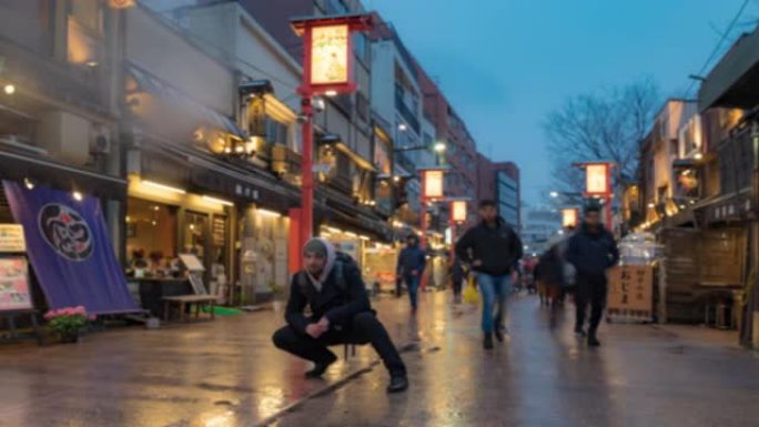 延时: 游客行人在中濑市场浅草浅草寺附近购物的背景模糊