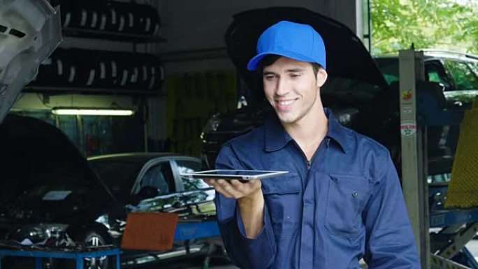 在汽车维修车库中，一名机械师在安顿好汽车后将钥匙显示为汽车准备启动。