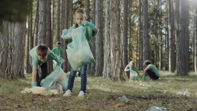 孩子们正在清理森林