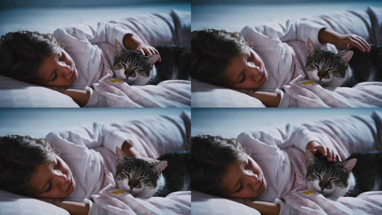 一个小女孩睡在床上，旁边有一只猫的肖像。