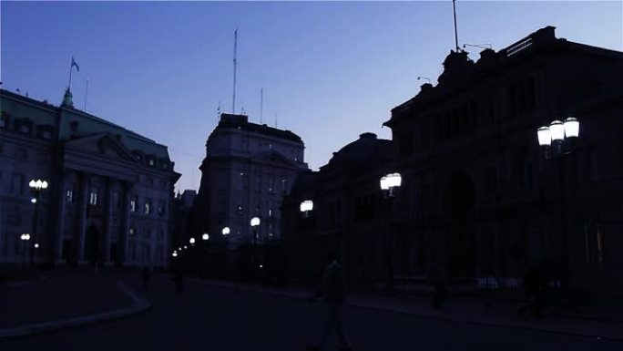 布宜诺斯艾利斯夜晚的粉红屋 (Casa Rosada)。灯熄灭了。