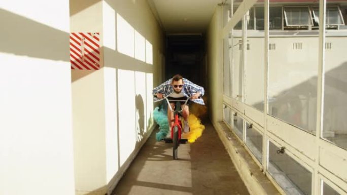 BMX骑手在走廊上使用烟雾弹