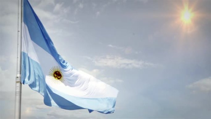 蓝天上的阿根廷国旗。