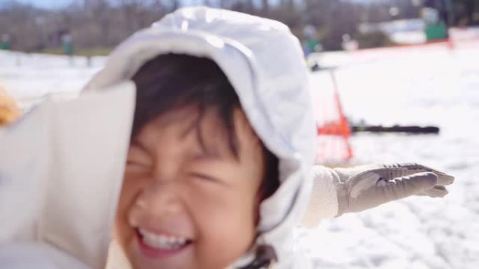 母子俩在日本的雪地里玩得开心。