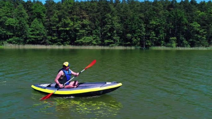 在湖上划独木舟划船单人河流
