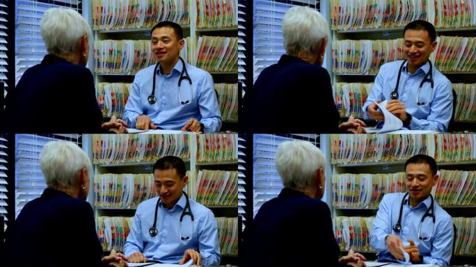 年轻的亚洲男性医生和高级患者在诊所4k相互交流