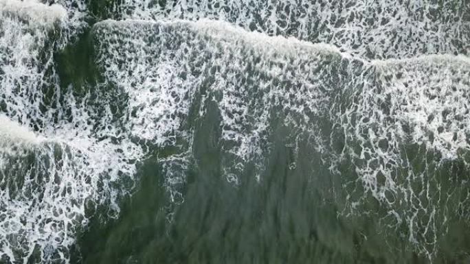 暴风雨前海滩和沙滩上海浪的鸟瞰图