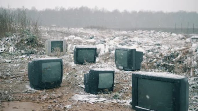 垃圾场的电视坏了，飘着雪
