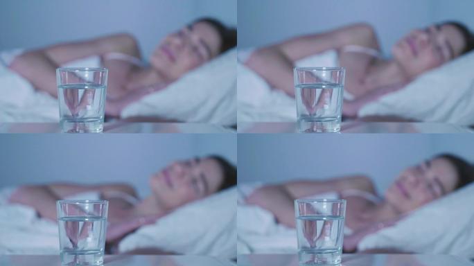在睡觉前的卧室里，泡腾片会溶解在一杯水中。