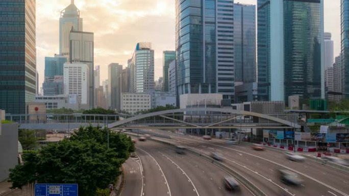 延时: 中环和金钟香港公路的早晨交通，背景为天际线建筑城市景观