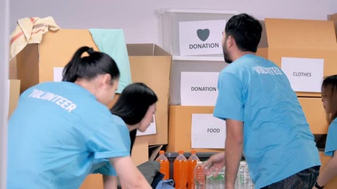 团体亚洲青年志愿者为来自危机冠状病毒COVID-19.Volunteering的人们准备免费的食物和