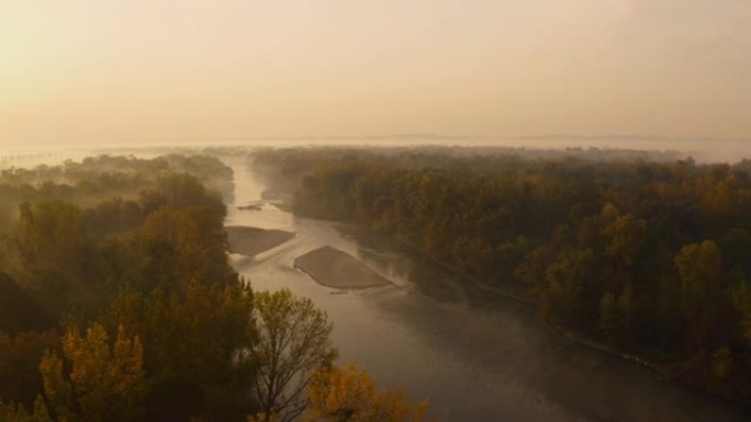 黎明薄雾中的空中河流