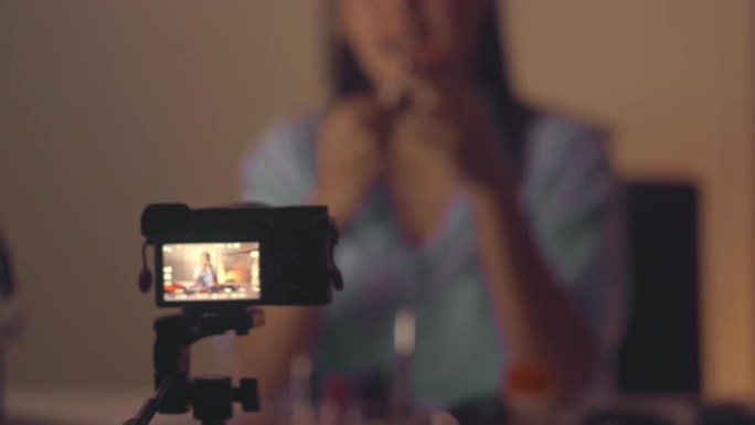 亚洲妇女在家工作直播的女人相机录制视频素