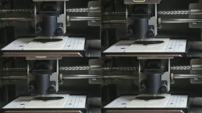 机器人和自动化的3D打印机产生由计算机施加的形式。打印机正在打印一颗心。