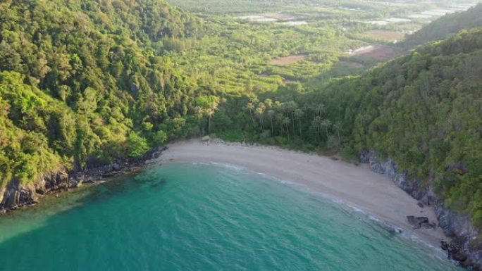 空中无人机飞越泰国南部那空西塔玛拉特省卡农美丽的私人海滩和椰子树 (Thong-Tha-Kwam)