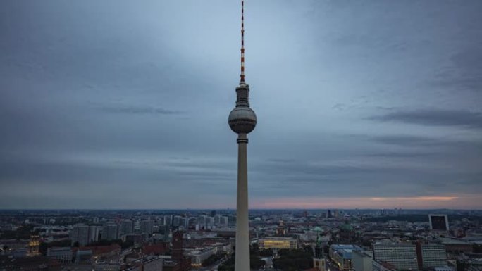 黄昏时，柏林天际线与亚历山大广场著名电视塔的时间流逝