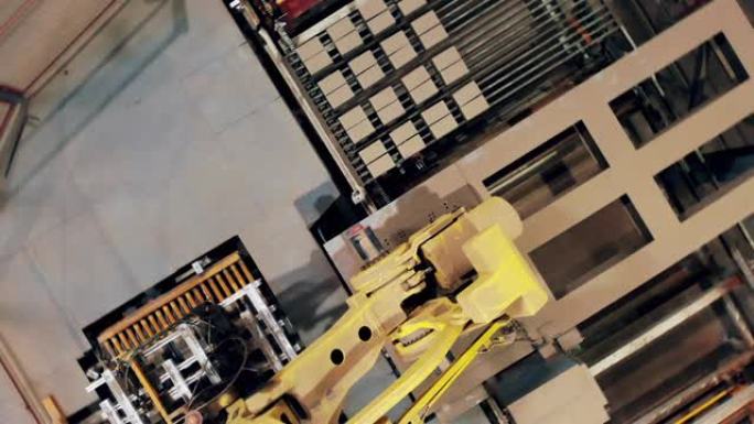 机器人机器在现代工厂搬迁产品的俯视图