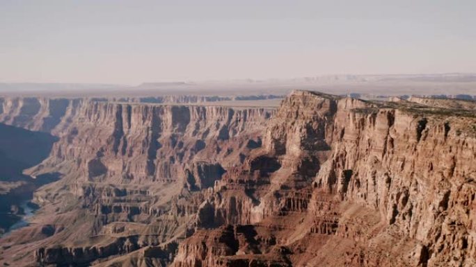 令人惊叹的全景背景拍摄大鹰飞越雄伟大峡谷国家公园的史诗般的阳光明媚的景色。