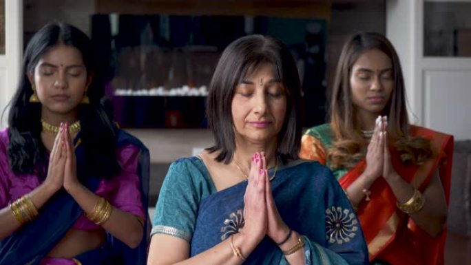 印度家庭一起祈祷