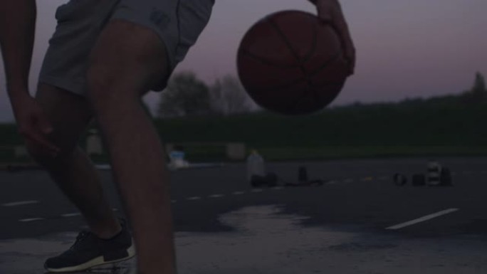 CU到MS的年轻人在黄昏在室外篮球场上打篮球