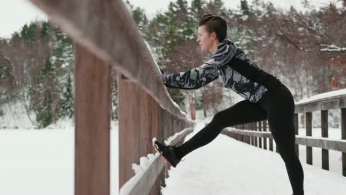 一个女人正在雪地里锻炼