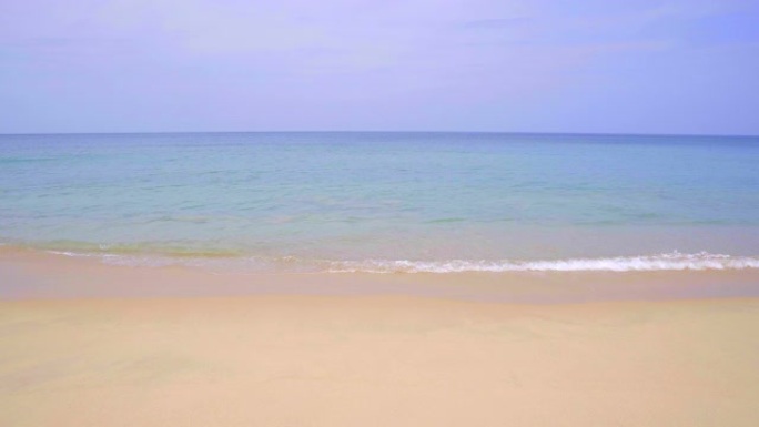 泰国普吉岛空旷的热带海滩，天空晴朗。