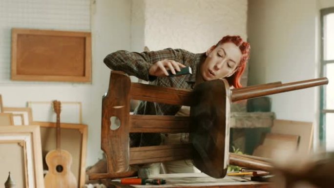 红发女人打磨木椅红发女人打磨木椅