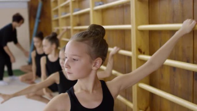 女孩在健身房练习芭蕾舞动作