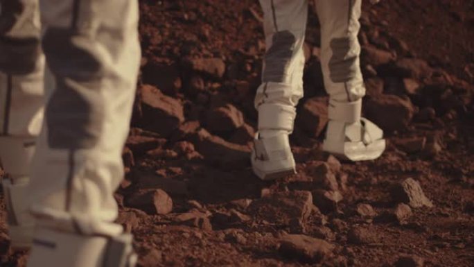 宇航员在火星上检查岩石