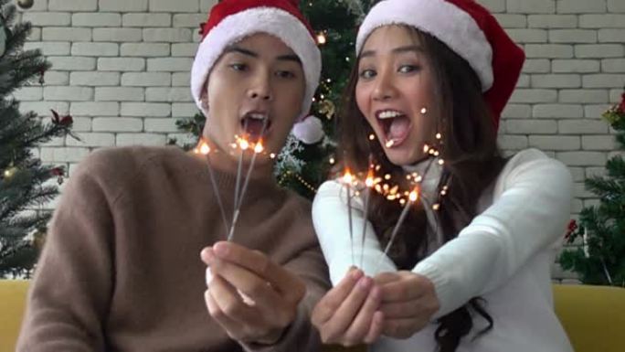 超级慢动作: 年轻的亚洲夫妇与烟火庆祝圣诞节