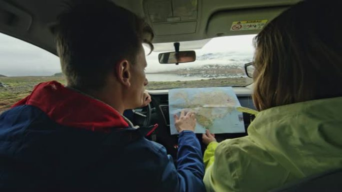 MS夫妇在汽车上看地图