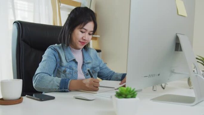 4K UHD: 亚洲学生女子在家通过电脑在线学习。