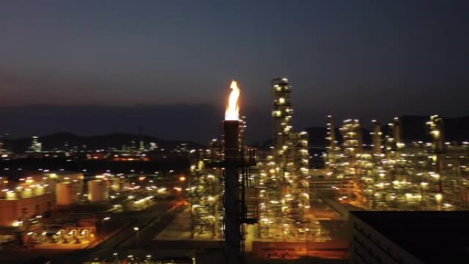 黄昏时炼油厂的鸟瞰图