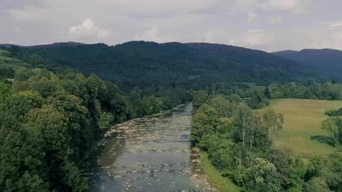 探索荒野。有河的山地景观。鸟瞰图